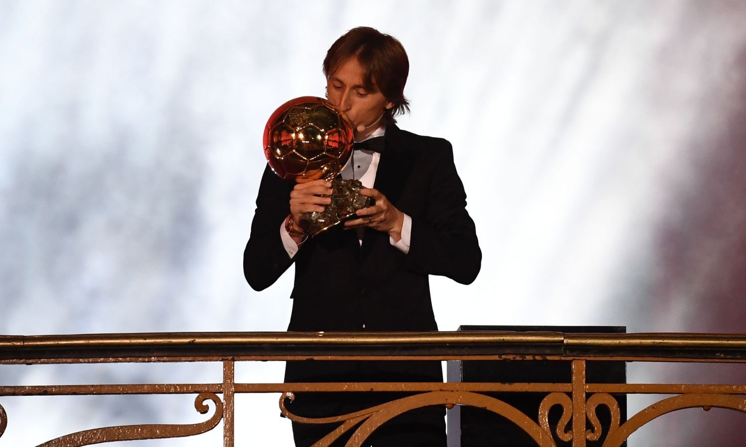 modric.pallonedoro.bacio.2018.19.jpg